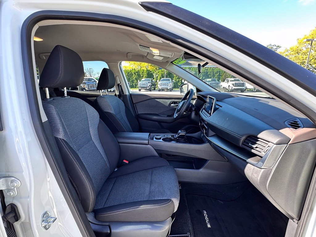Used 2023 Nissan Rogue SV AWD/4WD image 12