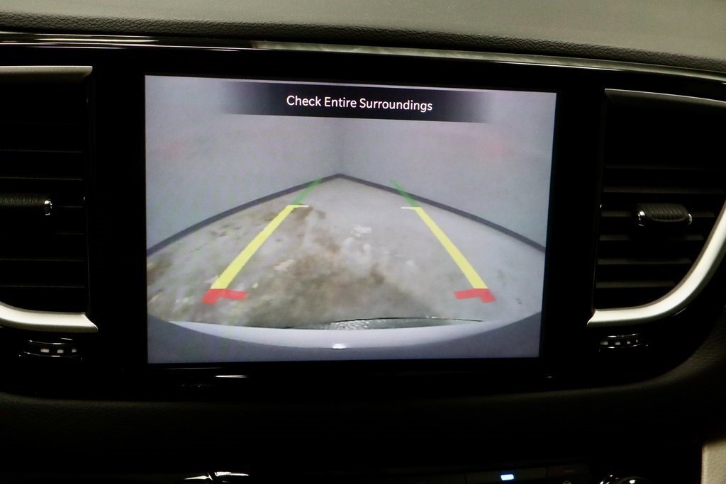 Used 2023 Chrysler Pacifica Touring-L image 2