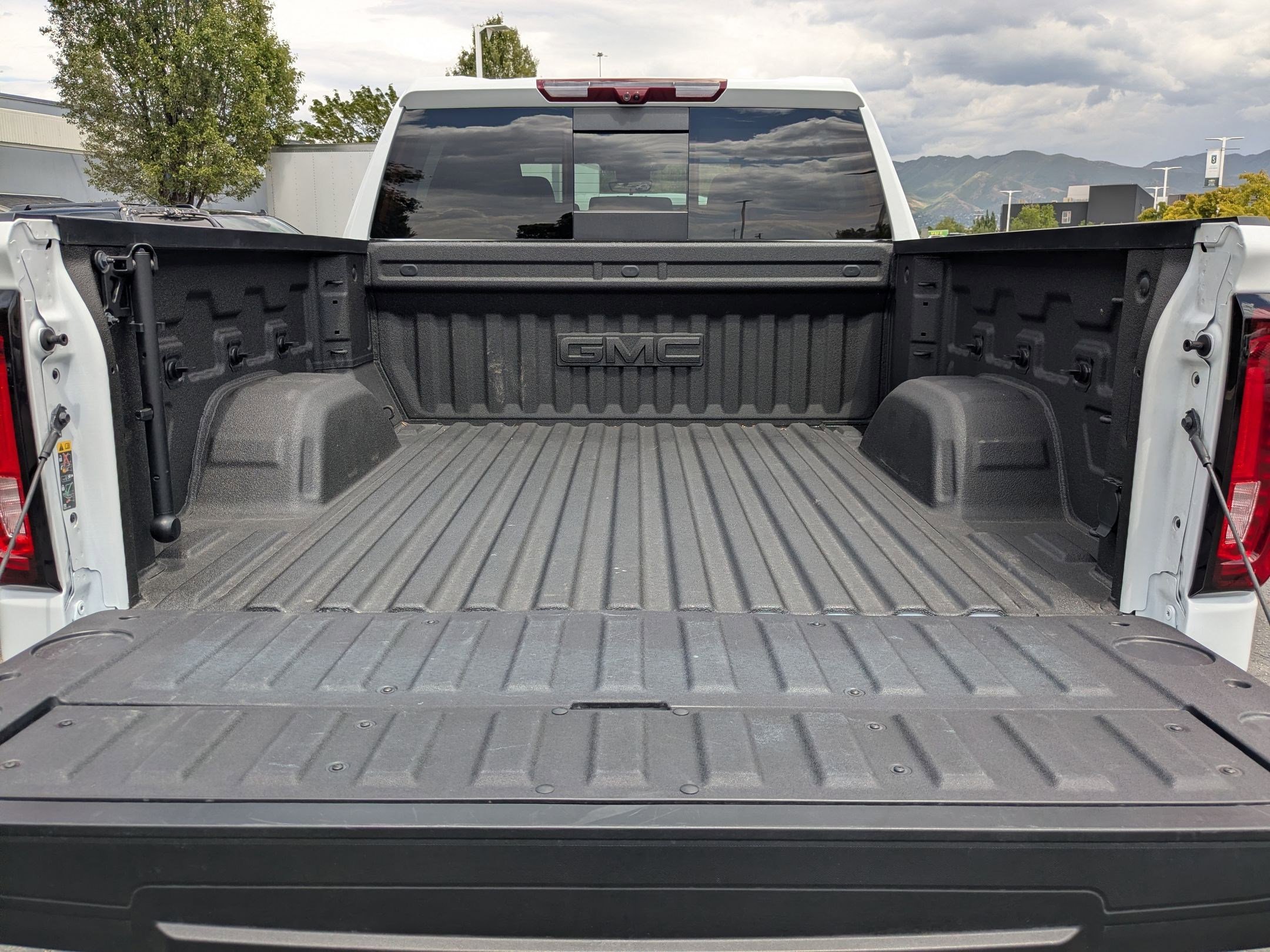 Used 2025 GMC Sierra 1500 AT4 w/ AT4 Premium Package AWD/4WD image 33