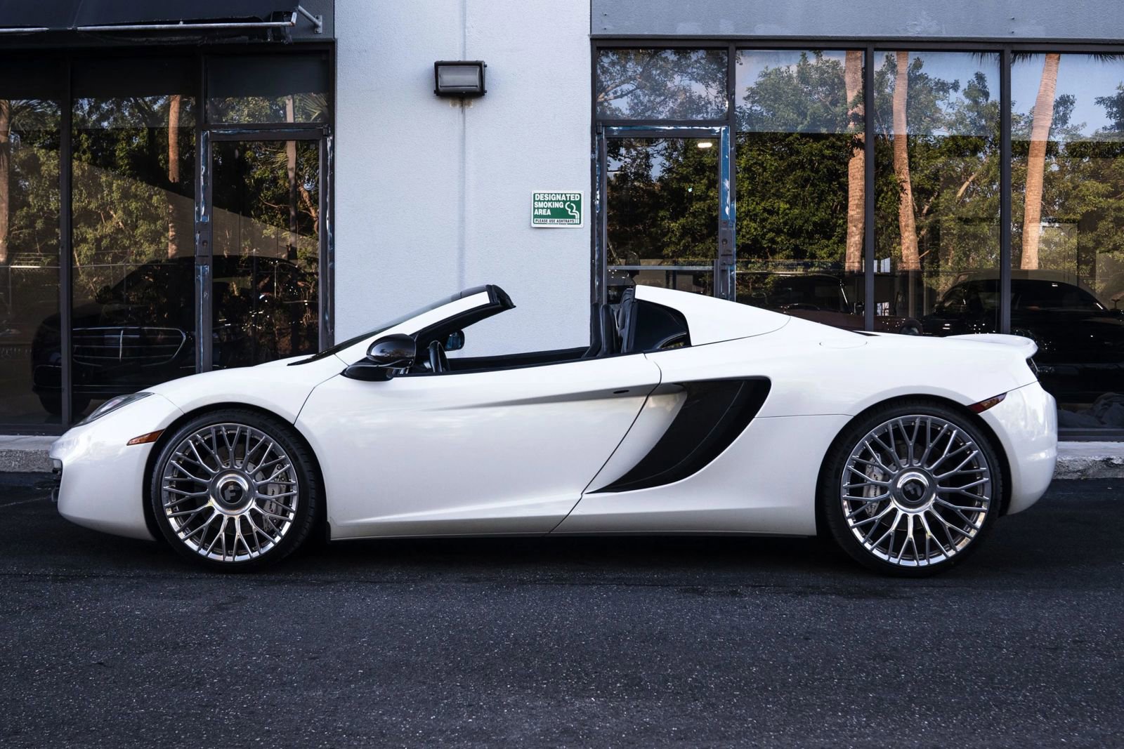 Used 2013 McLaren MP4-12C Spider RWD image 9