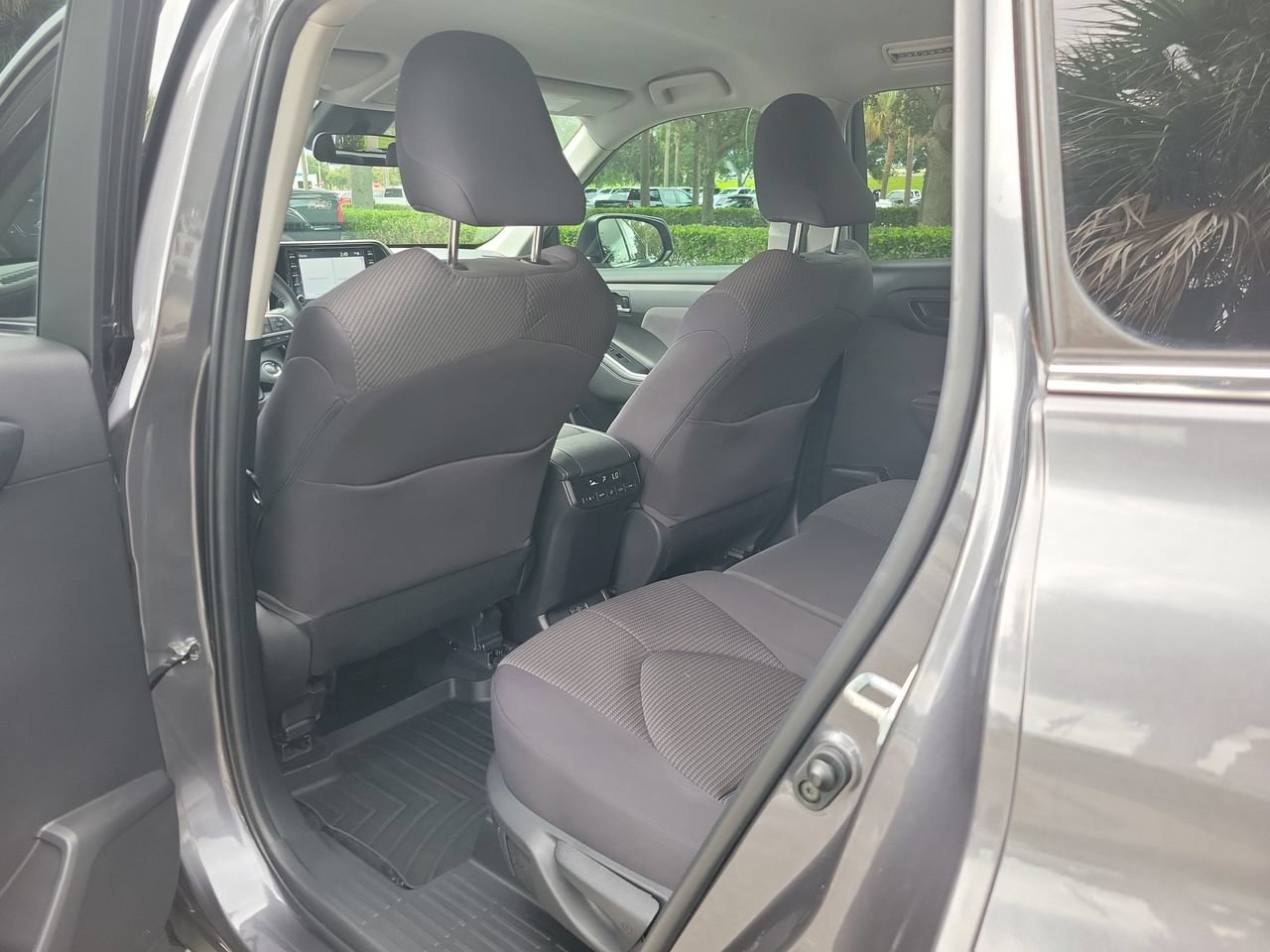 Used 2022 Toyota Highlander LE FWD image 10