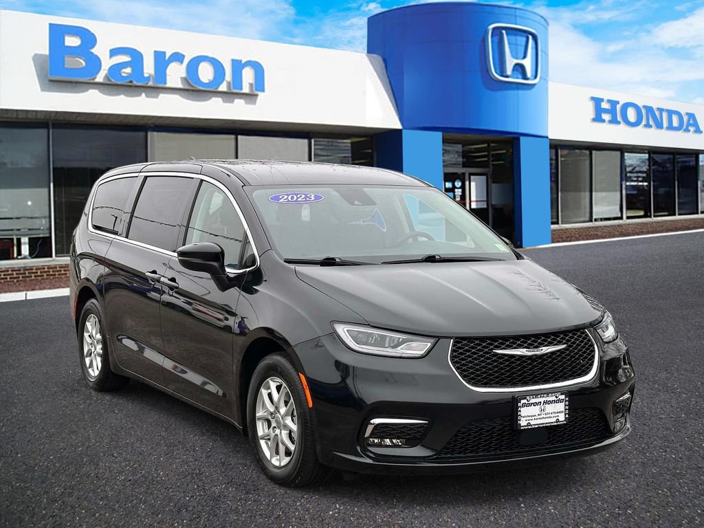 Used 2023 Chrysler Pacifica Touring-L FWD image 1