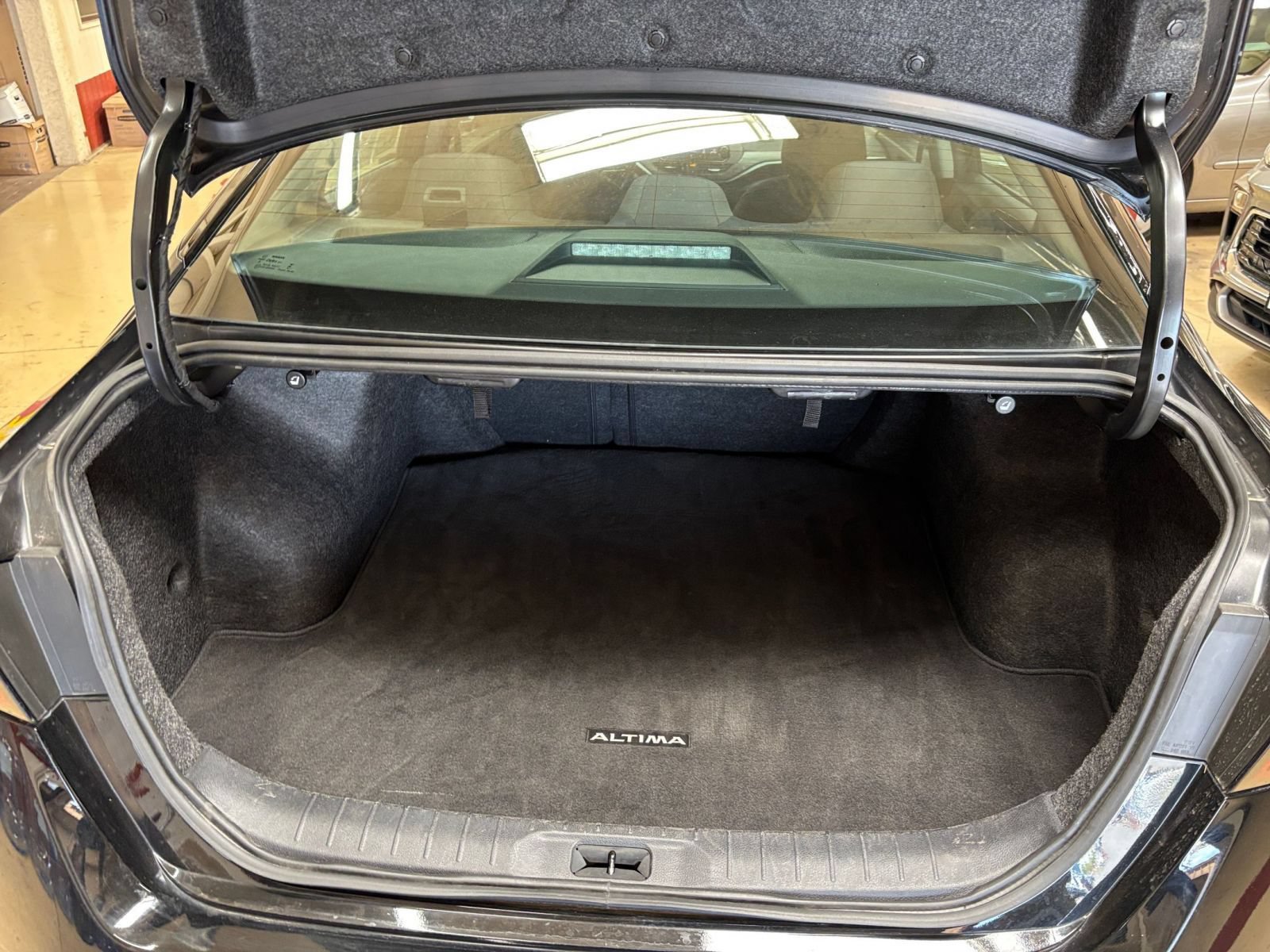 Used 2025 Nissan Altima 2.5 SV FWD image 31