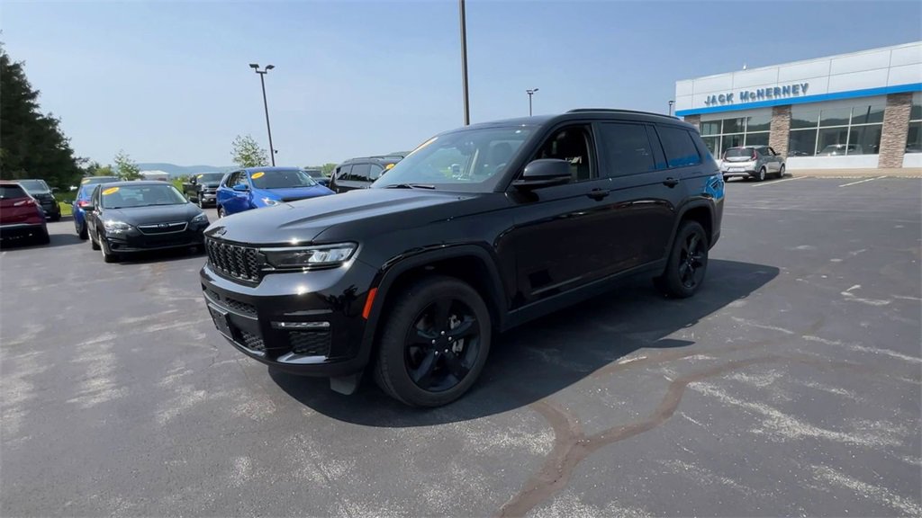 Used 2023 Jeep Grand Cherokee L Limited w/ Black Appearance Package image 4