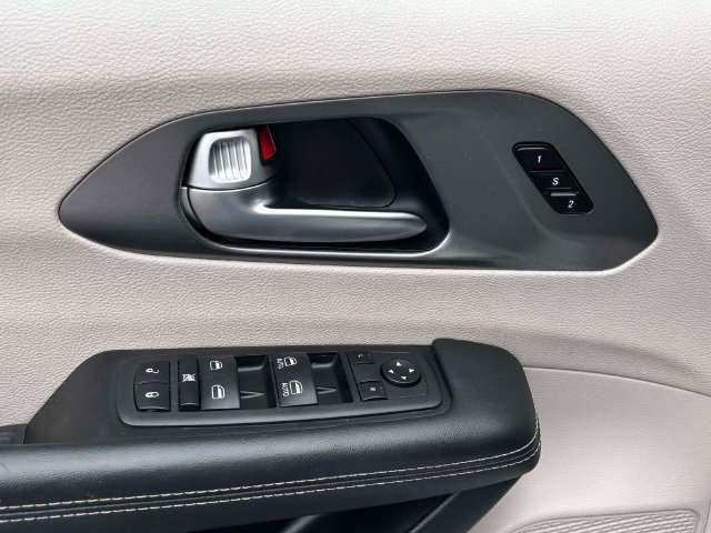 Used 2023 Chrysler Pacifica Touring-L FWD image 13