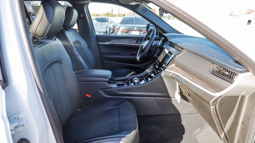 New 2026 Jeep Grand Cherokee Altitude AWD/4WD image 18