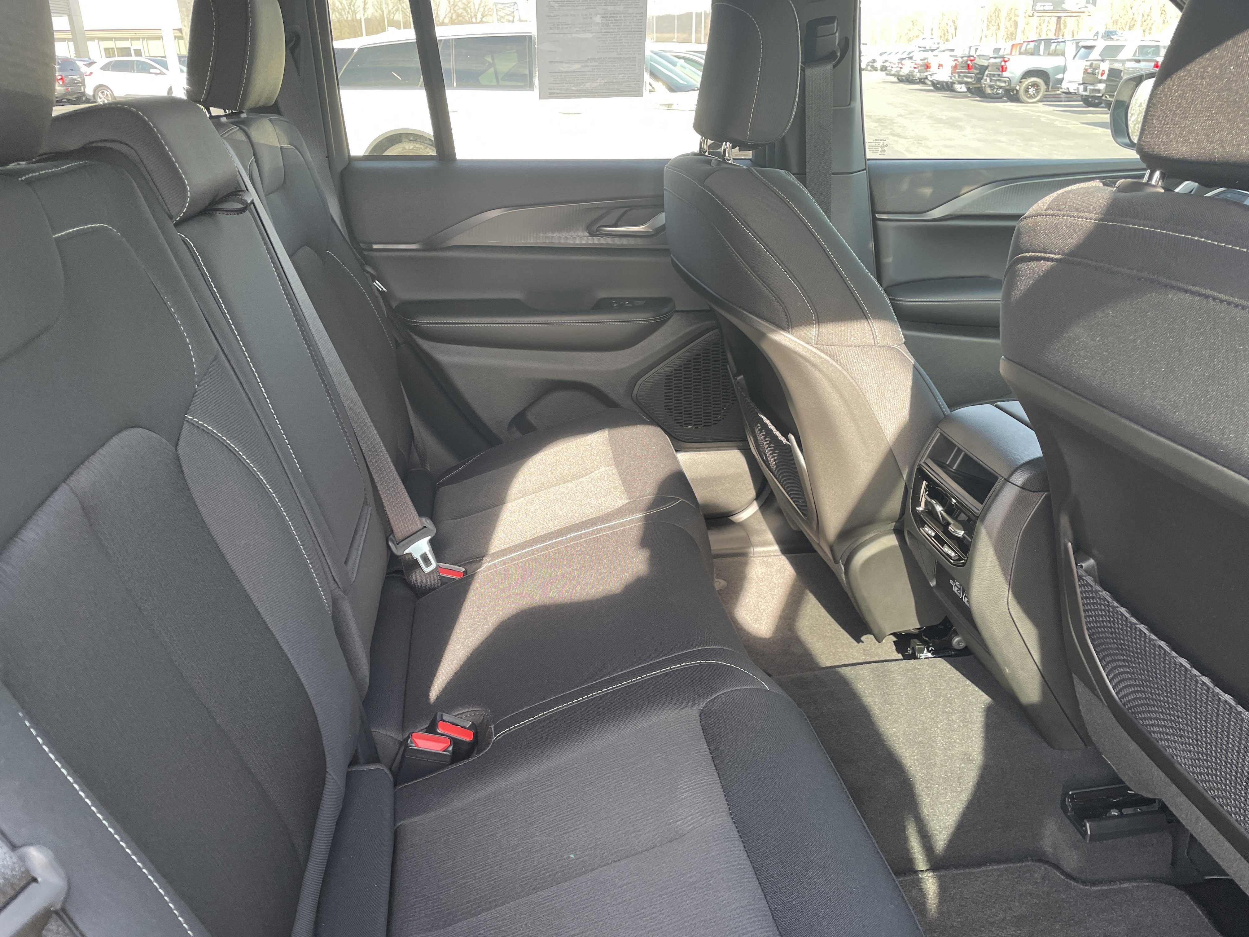 Used 2025 Jeep Grand Cherokee Laredo X image 23