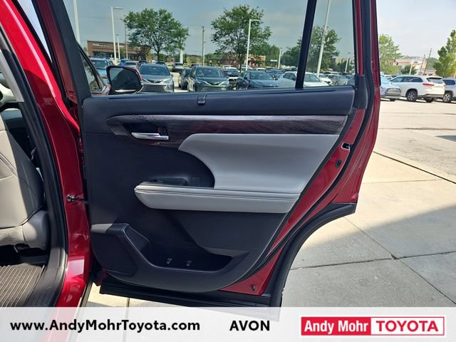 Used 2023 Toyota Highlander Platinum FWD image 39