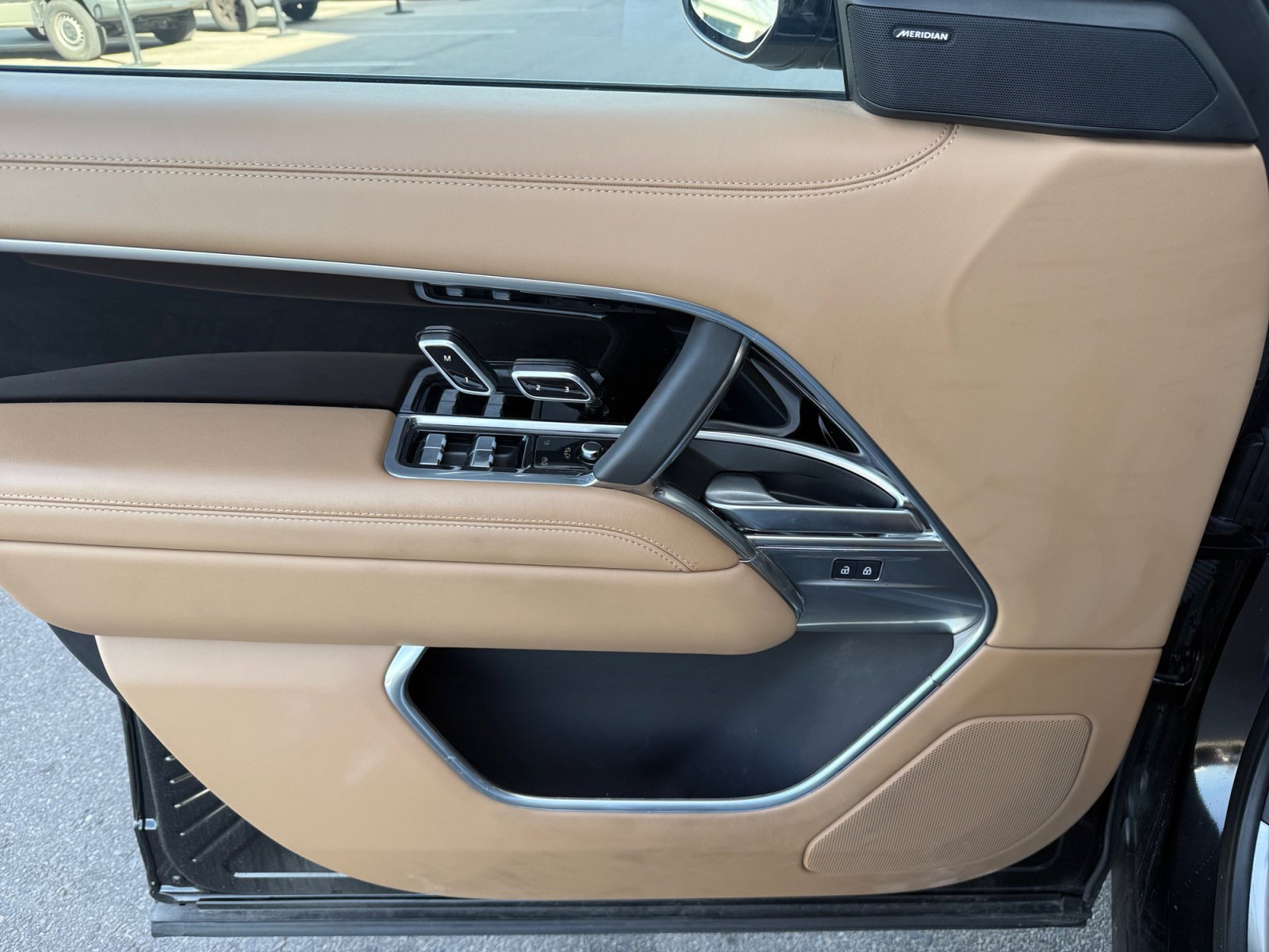 Used 2025 Land Rover Range Rover SE image 13