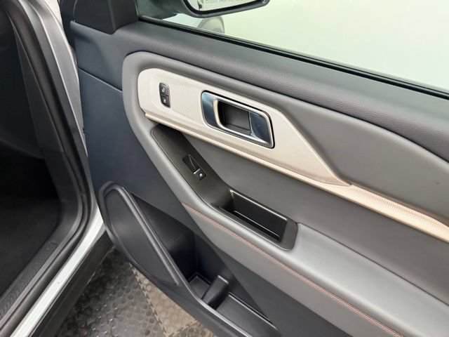 Used 2025 Ford Explorer Active AWD/4WD image 38
