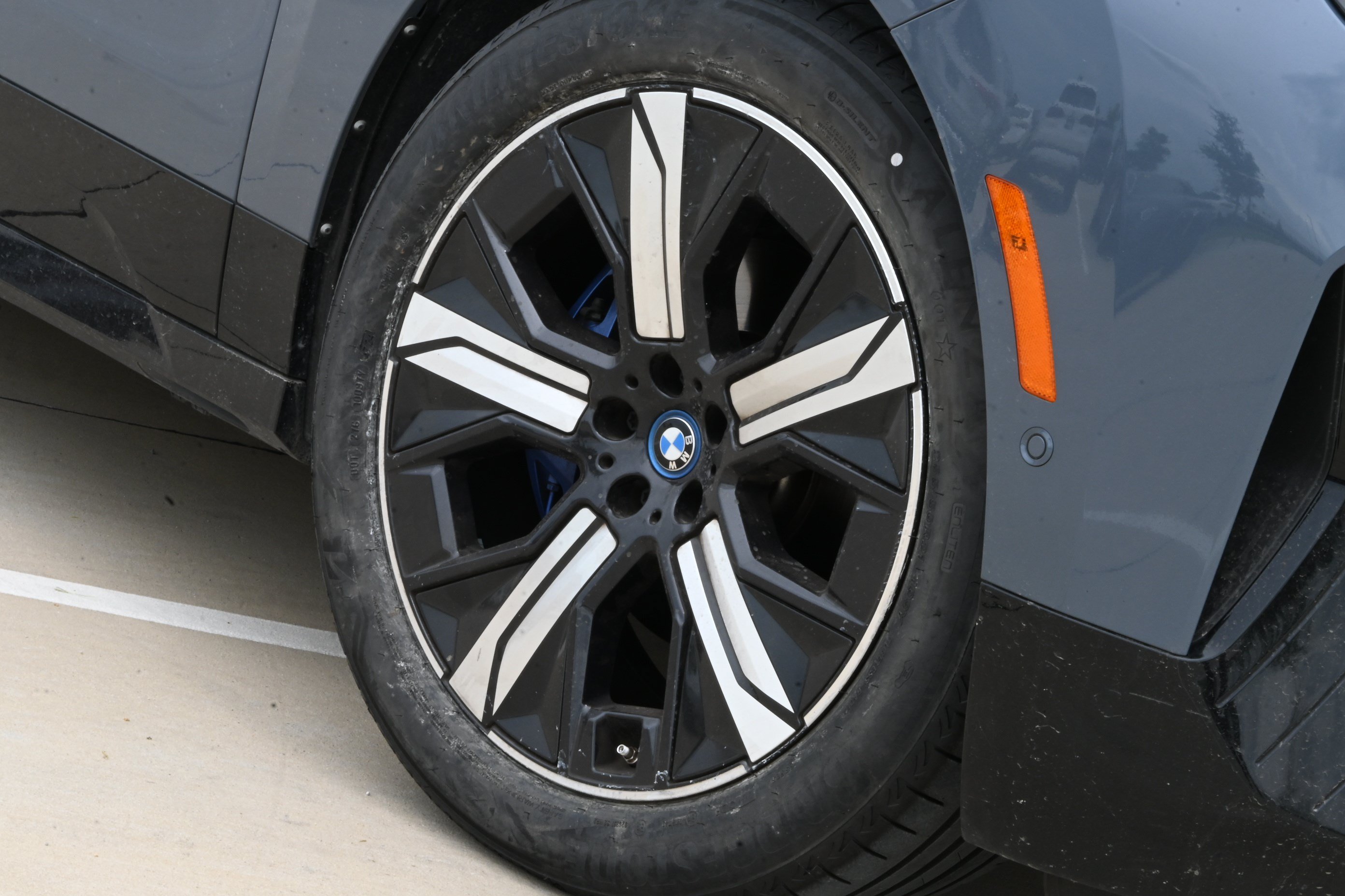 Used 2023 BMW iX xDrive50 w/ Premium Package AWD/4WD image 11