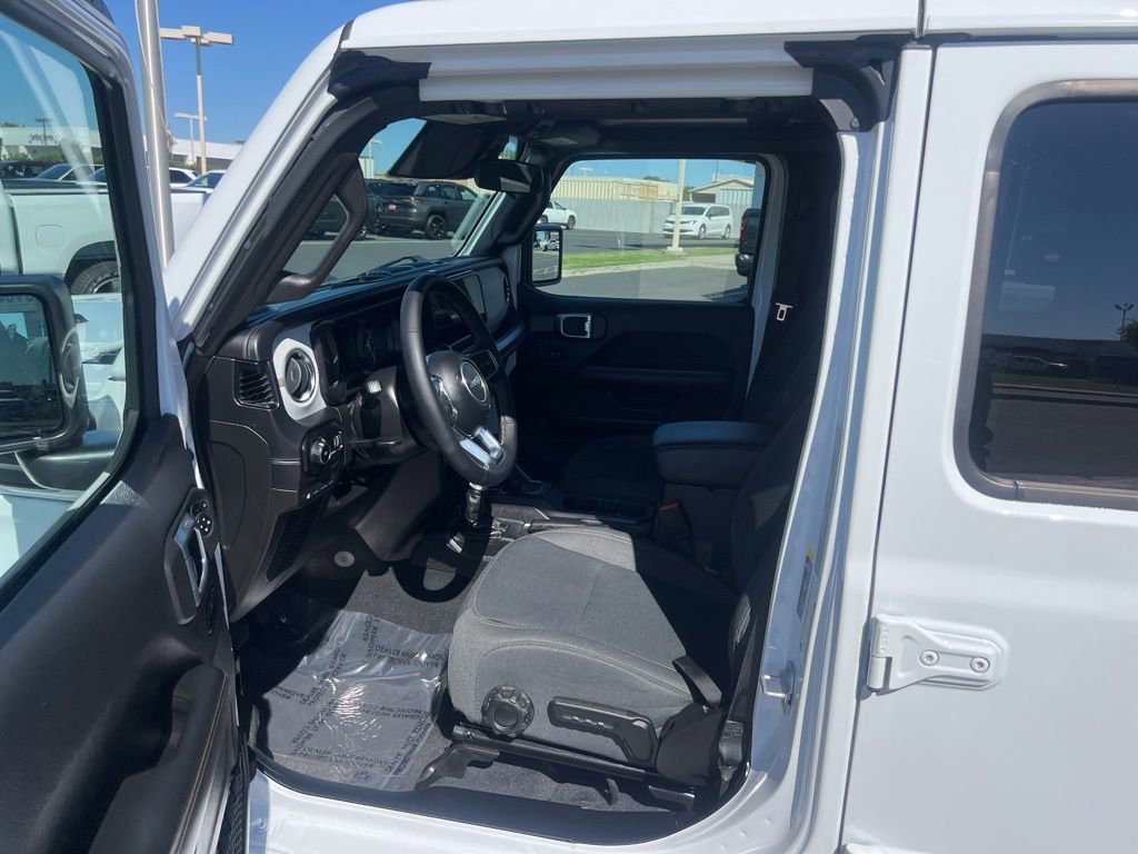 Used 2025 Jeep Wrangler Unlimited Sahara AWD/4WD image 15