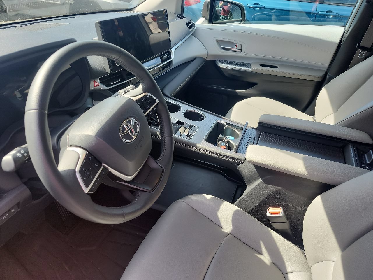 Certified 2025 Toyota Sienna XLE AWD/4WD image 3