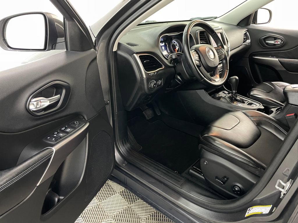 Used 2019 Jeep Cherokee Latitude Plus AWD/4WD image 19