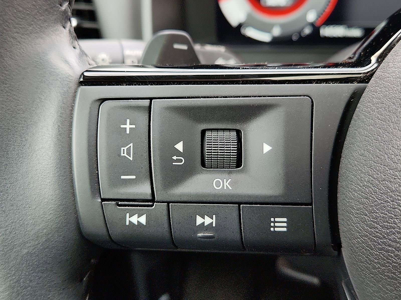 Used 2024 Nissan Rogue Platinum image 17