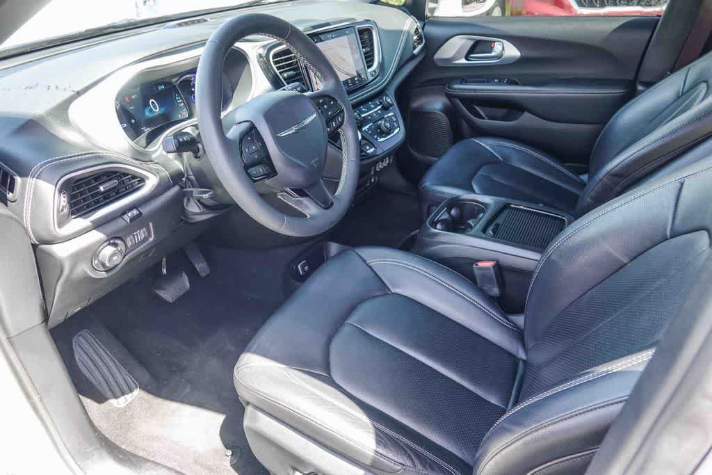 Used 2022 Chrysler Pacifica Touring-L w/ Uconnect Theater Family Group FWD image 16