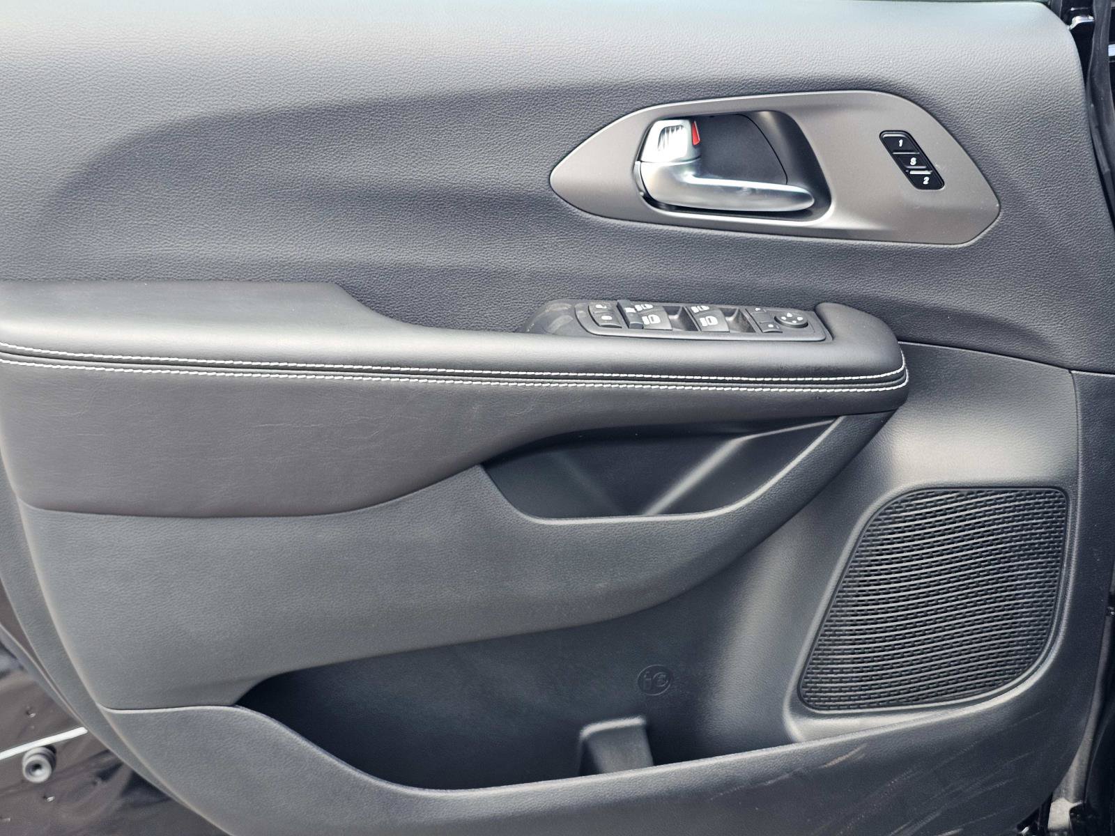 New 2027 Chrysler Pacifica Select FWD image 14