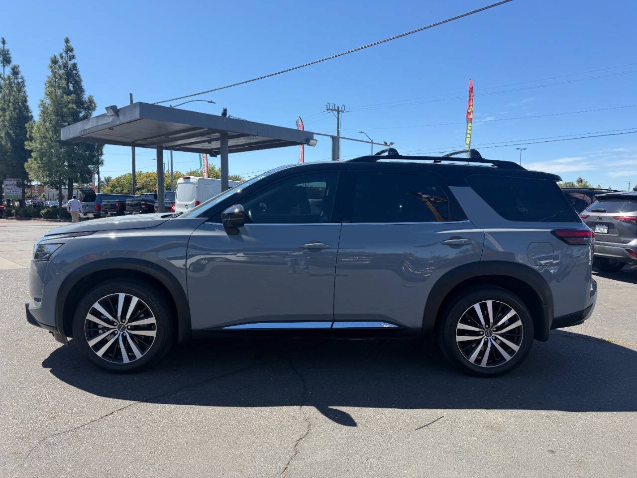Used 2025 Nissan Pathfinder Platinum w/ Cargo Package AWD/4WD image 9