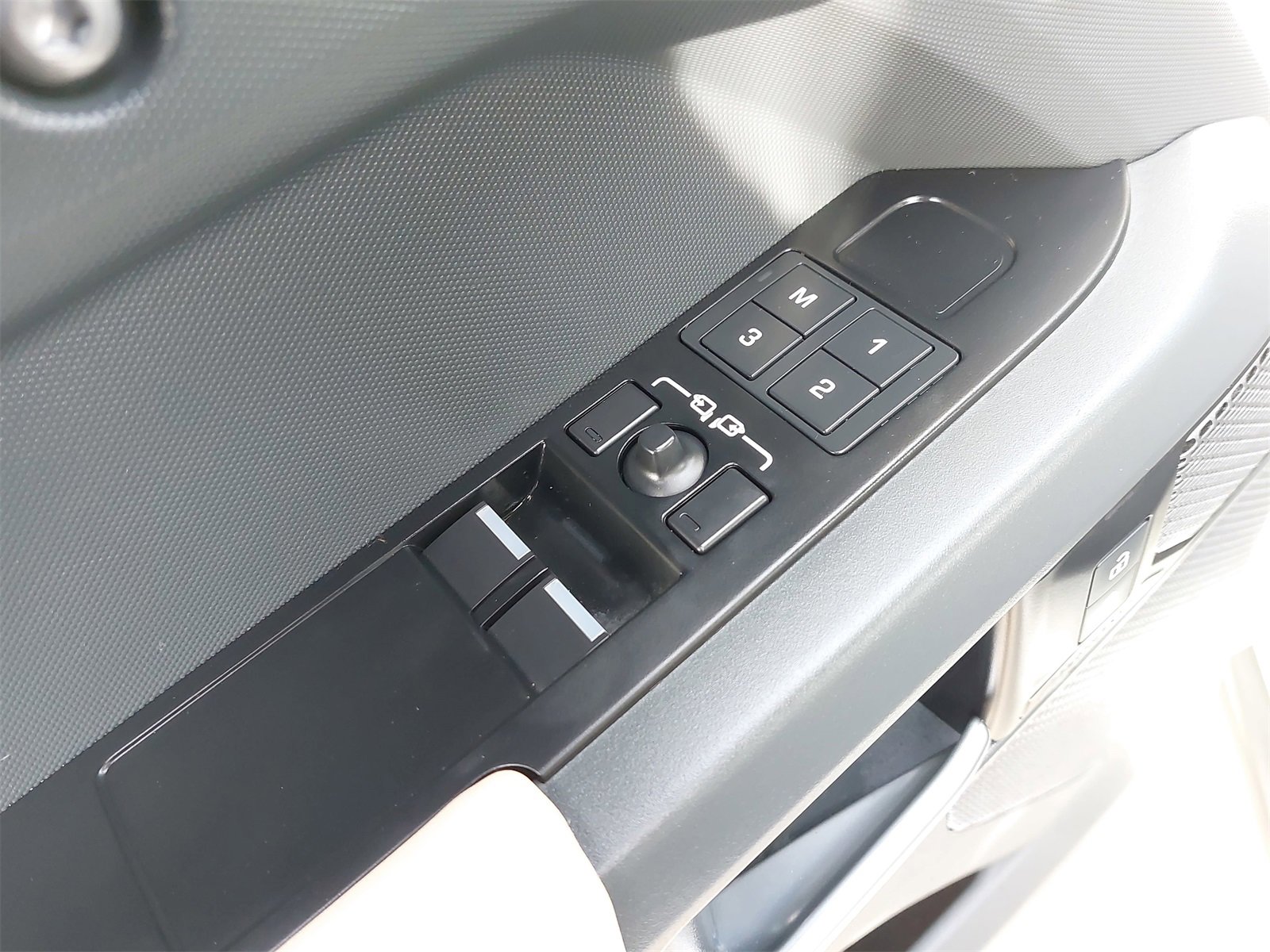 Used 2024 Land Rover Defender 90 X-Dynamic SE image 28