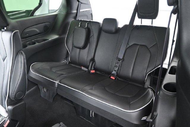 Used 2026 Chrysler Pacifica Limited FWD image 13