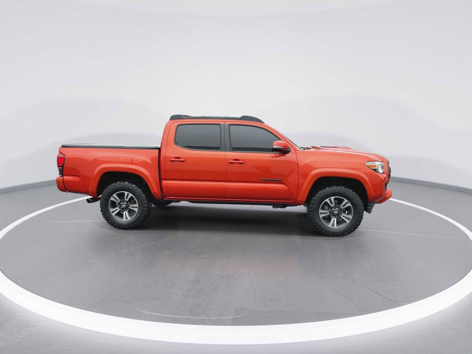 Used 2018 Toyota Tacoma TRD Sport image 9
