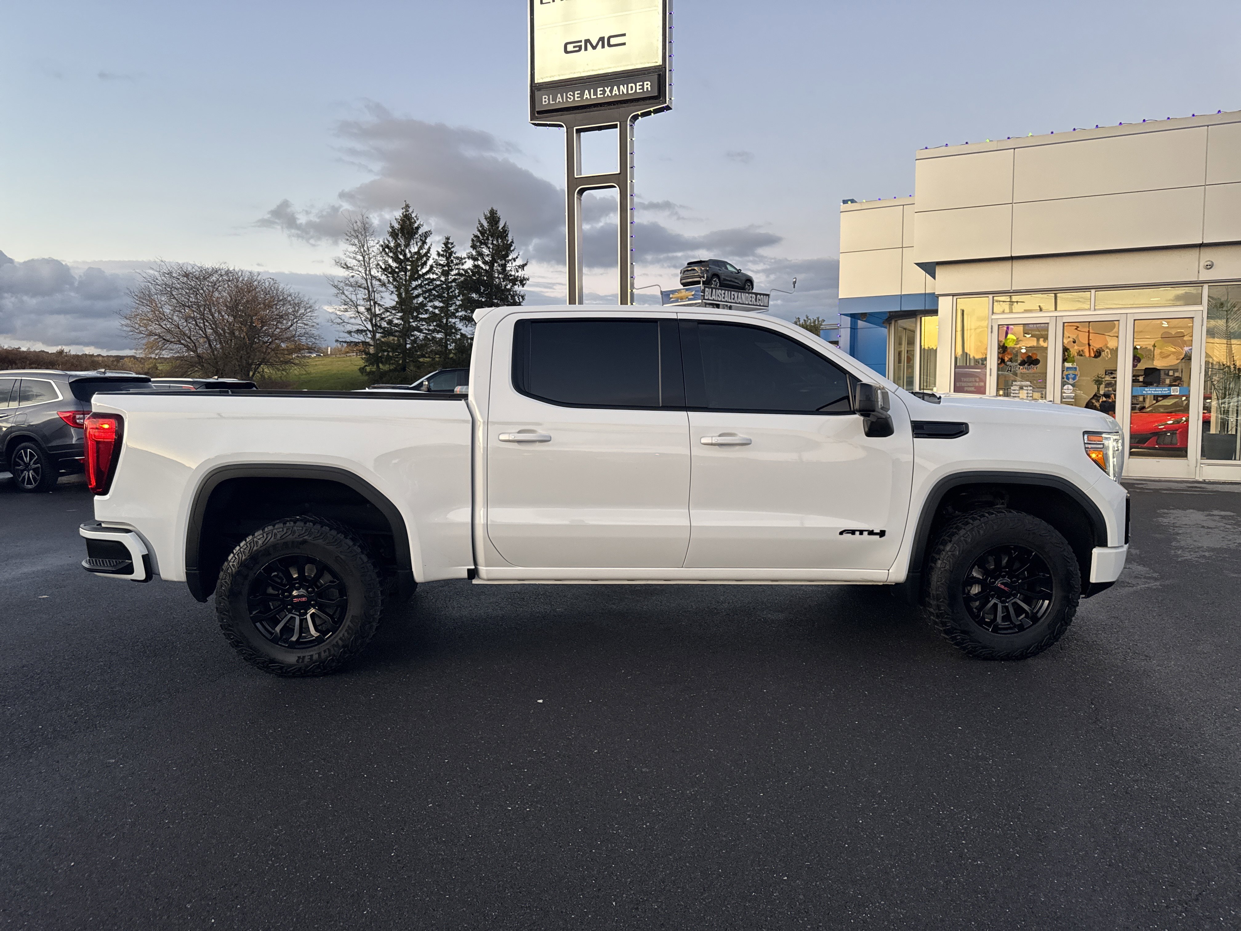 Used 2021 GMC Sierra 1500 AT4 w/ Technology Package image 2