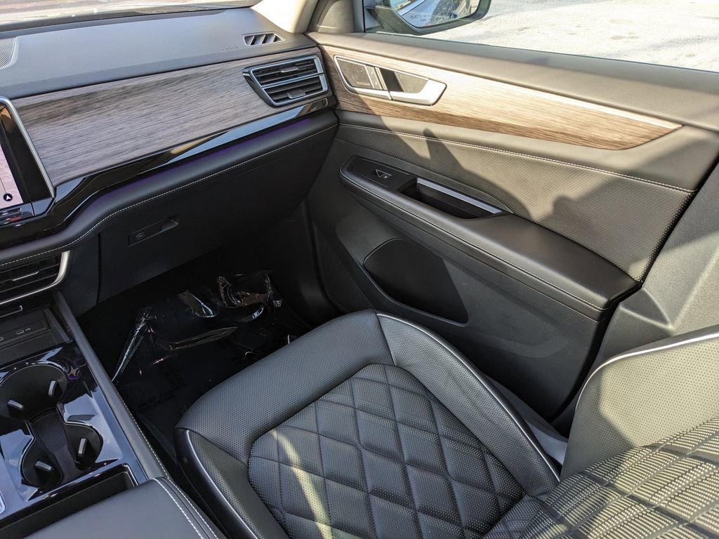 Used 2025 Volkswagen Atlas SEL Premium R-Line image 18