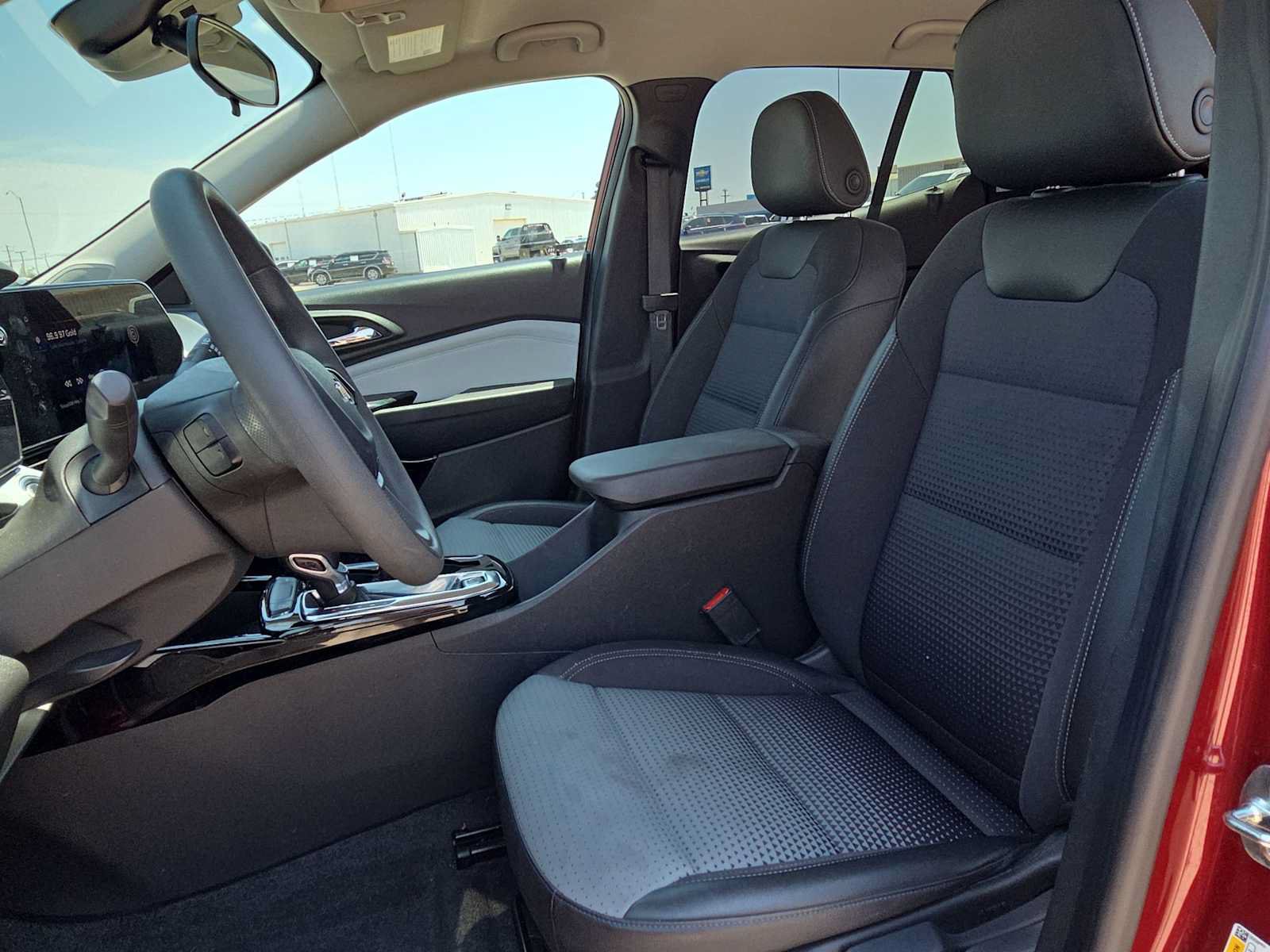 Used 2025 Chevrolet Trax LT FWD image 15