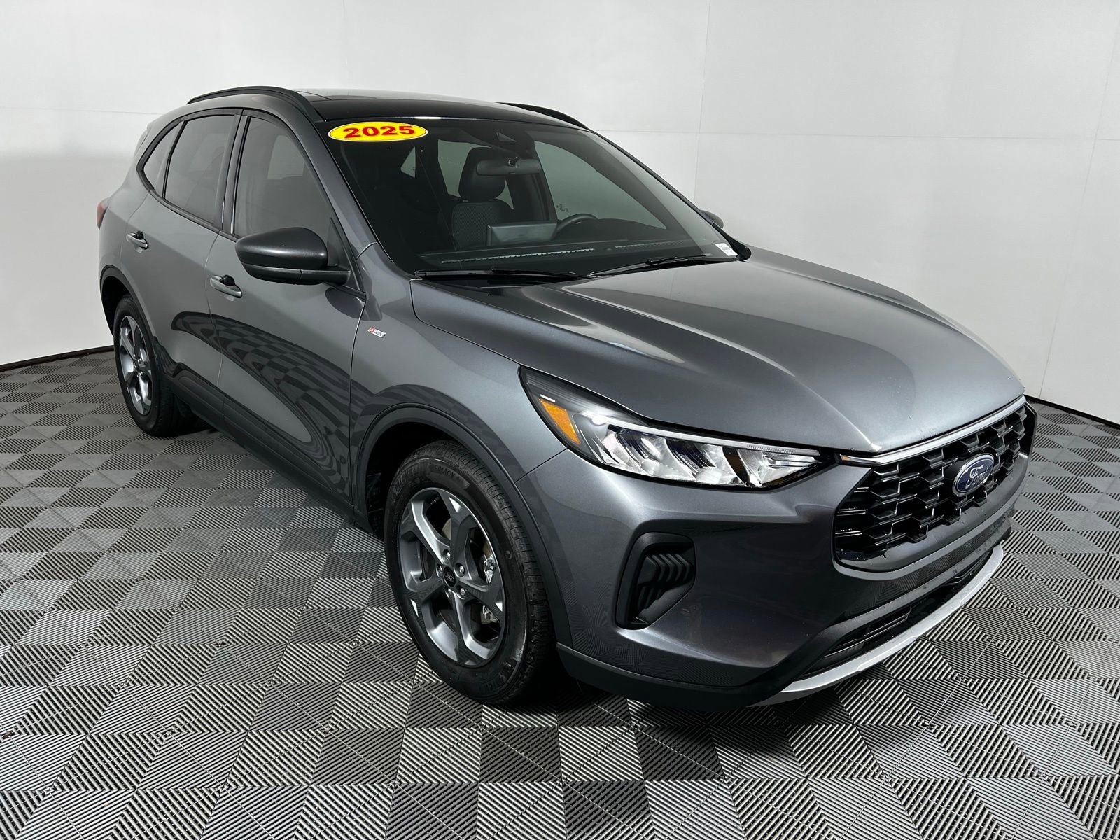 Used 2025 Ford Escape ST-Line w/ Equipment Group 301A image 3