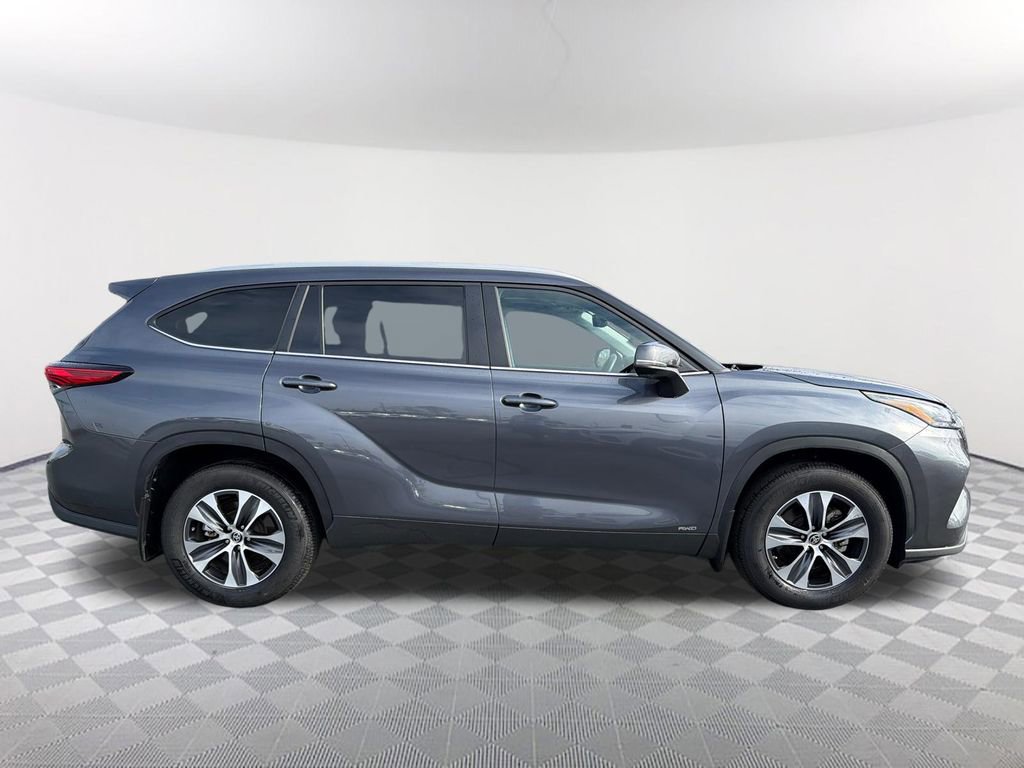 Used 2023 Toyota Highlander XLE image 4