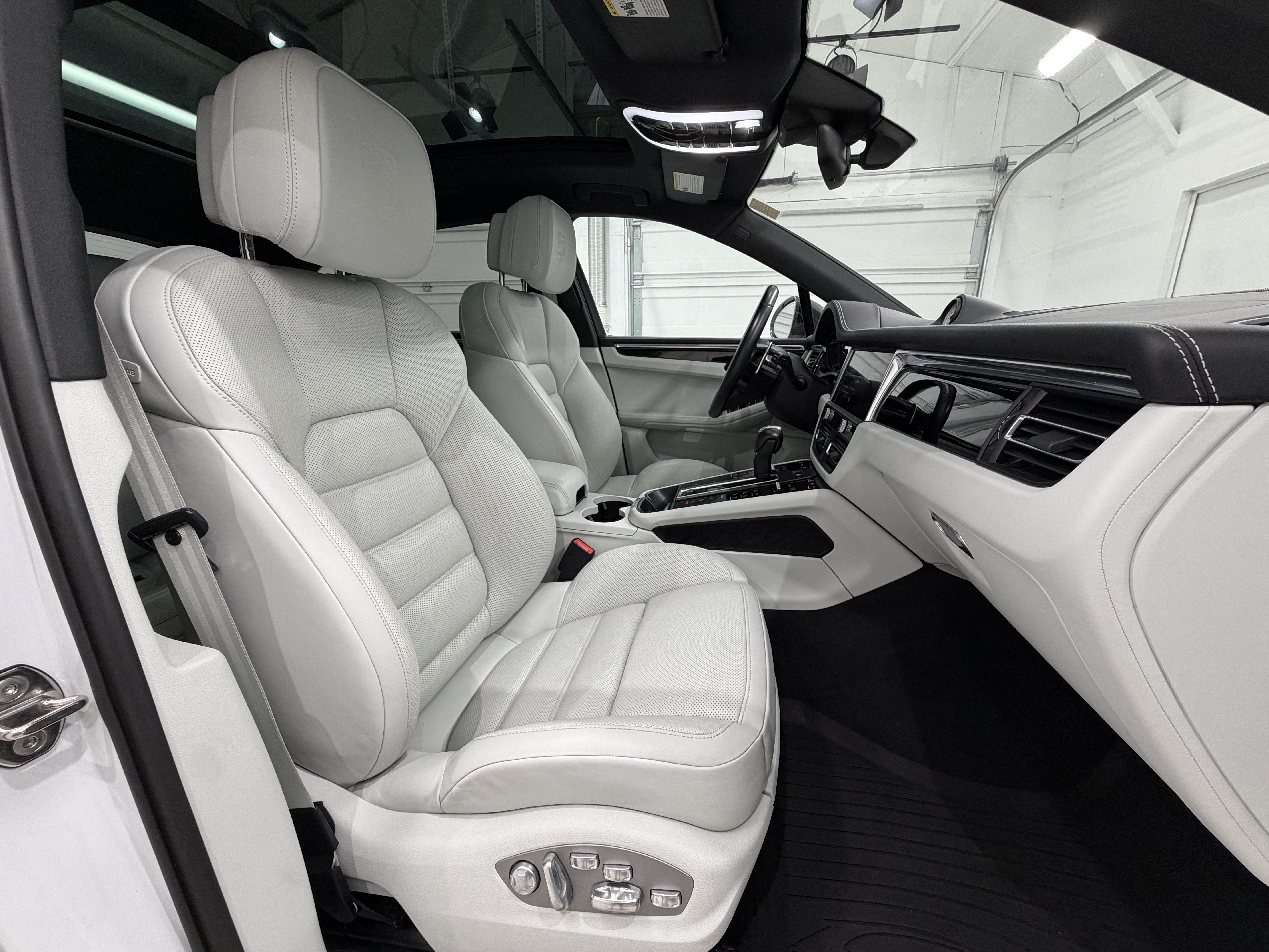 Certified 2023 Porsche Macan Turbo AWD/4WD image 24