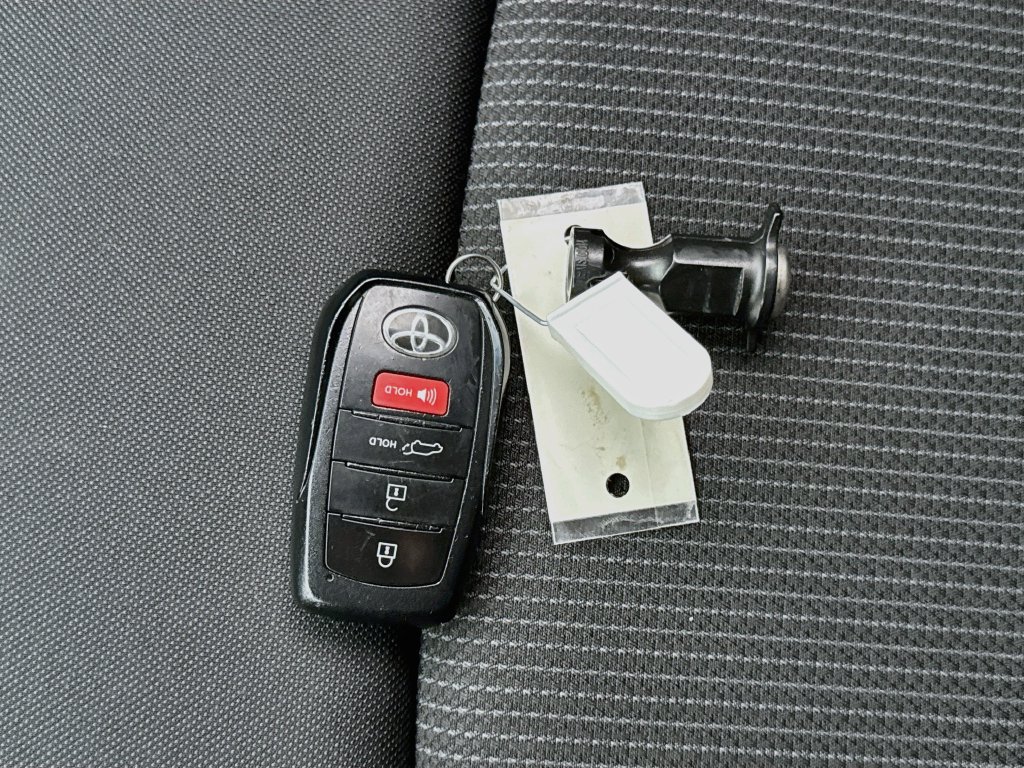 Used 2024 Toyota Venza LE AWD/4WD image 27