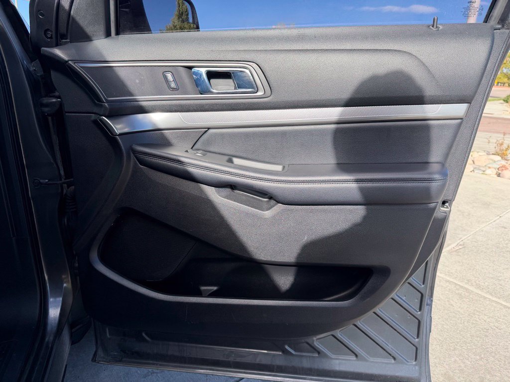 Used 2018 Ford Explorer XLT w/ Equipment Group 202A AWD/4WD image 28