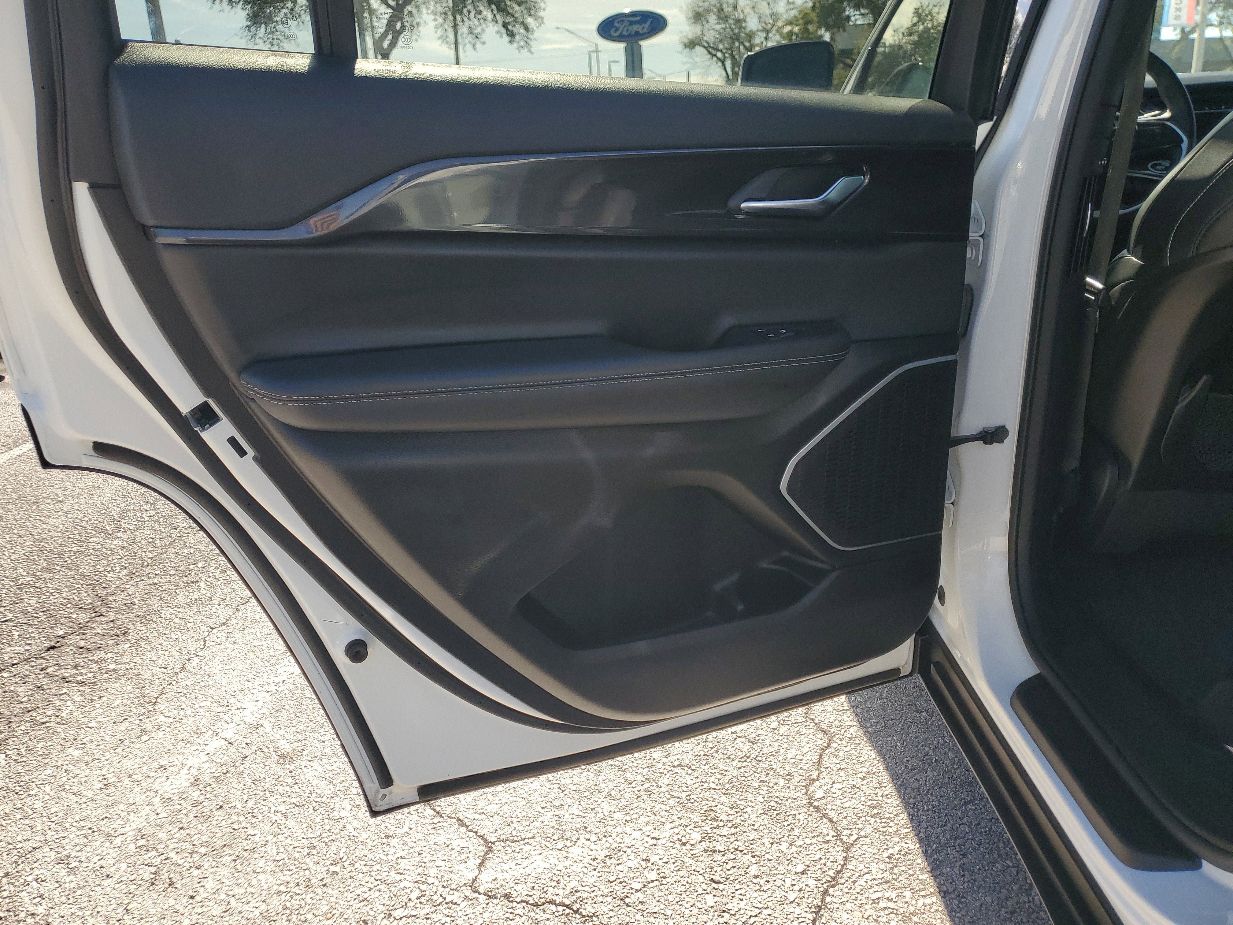 Used 2021 Jeep Grand Cherokee L Laredo image 11