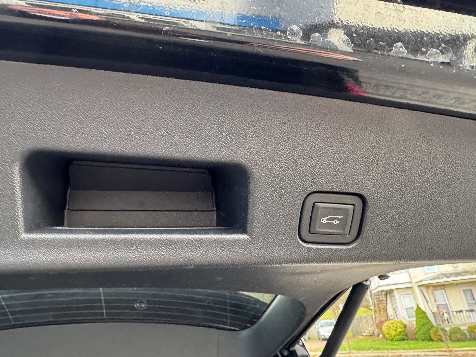 Used 2025 GMC Acadia Elevation image 40