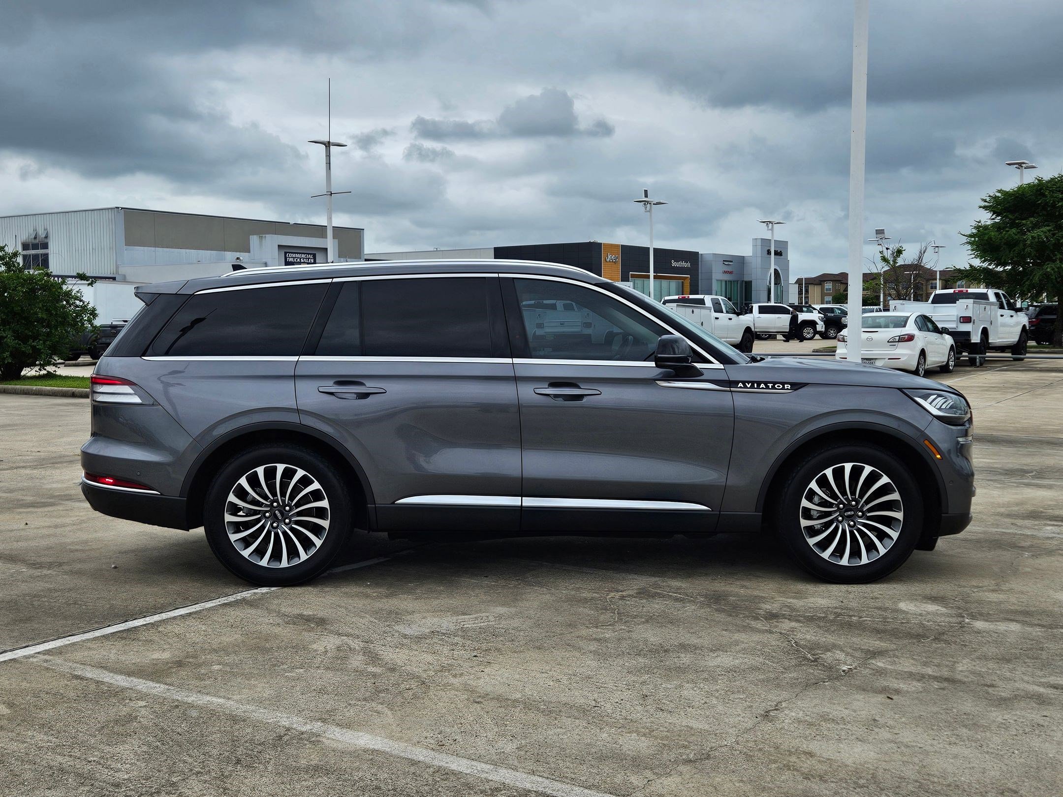 Used 2021 Lincoln Aviator Reserve w/ Equipment Group 201A RWD image 2
