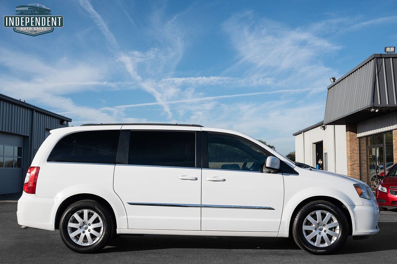 Used 2014 Chrysler Town & Country Touring image 2