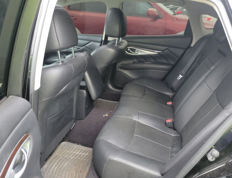 Used 2016 INFINITI Q70 3.7 RWD image 2