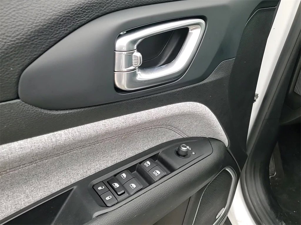 Used 2022 Jeep Compass Latitude w/ Sun and Sound Group image 11