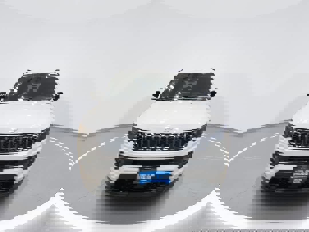 Used 2024 Jeep Compass Latitude image 3