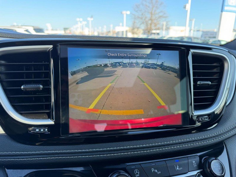 Used 2025 Chrysler Pacifica Limited FWD image 25