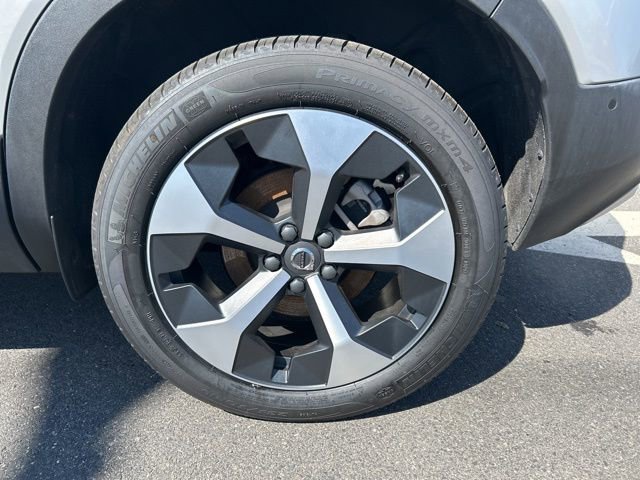 Certified 2025 Volvo XC40 B5 Plus image 9