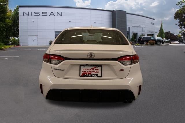 Used 2024 Toyota Corolla SE w/ SE Premium Package FWD image 3