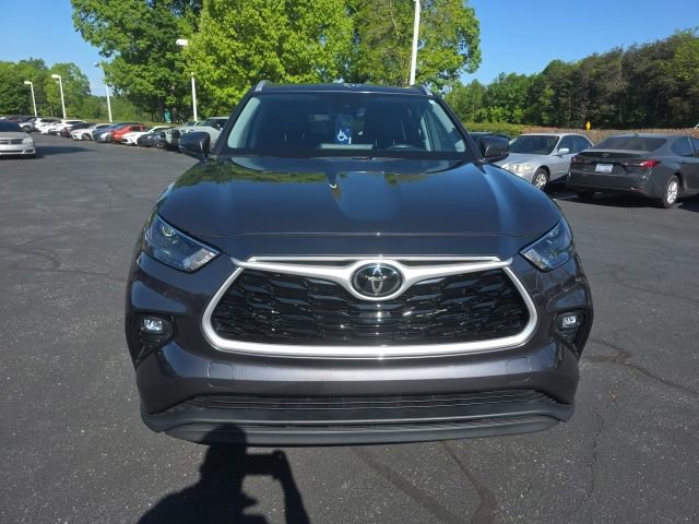Used 2023 Toyota Highlander XLE FWD image 2