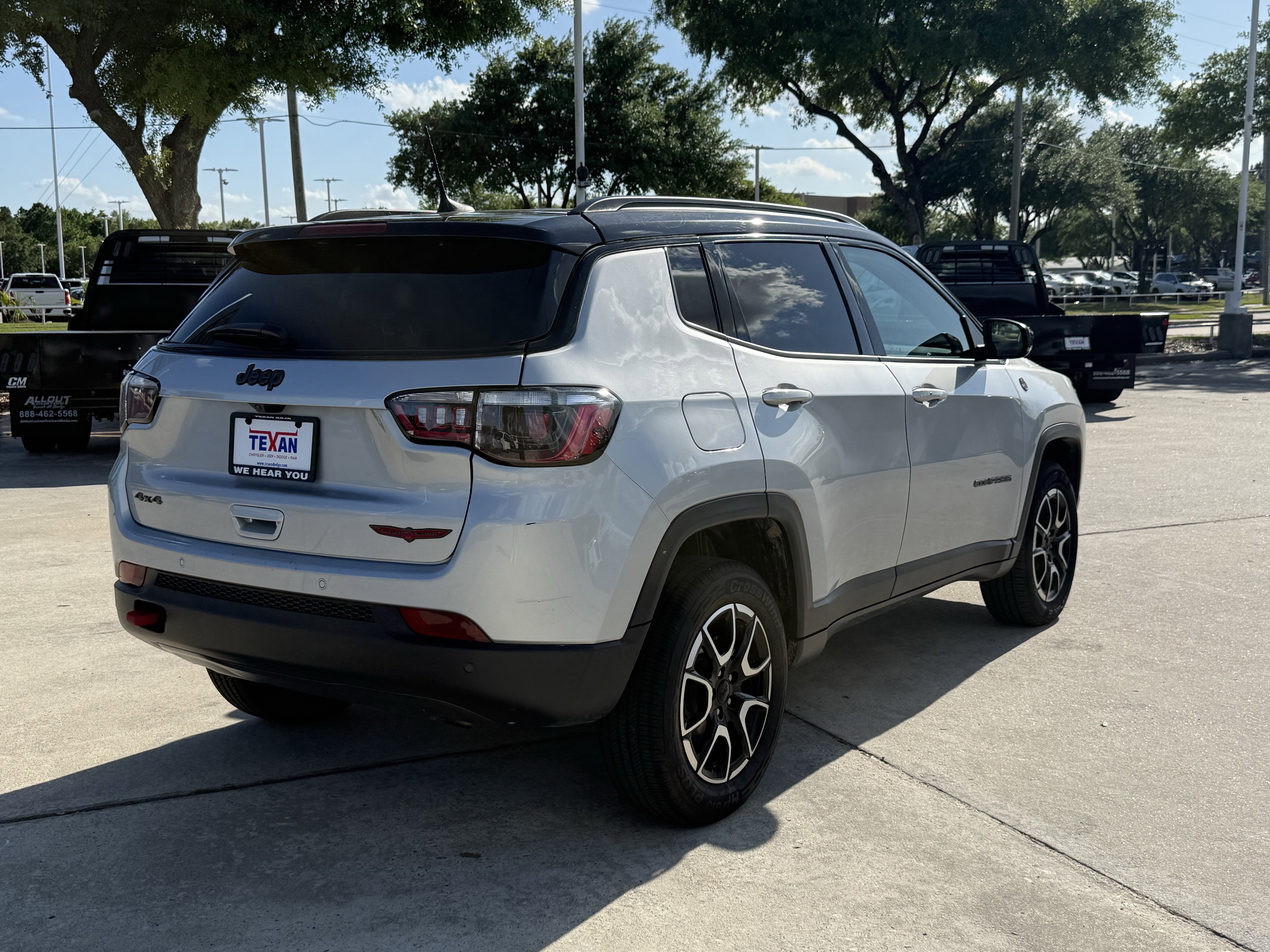 Used 2024 Jeep Compass Trailhawk AWD/4WD image 9
