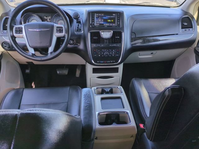 Used 2014 Chrysler Town & Country Touring-L w/ Driver Convenience Group image 20