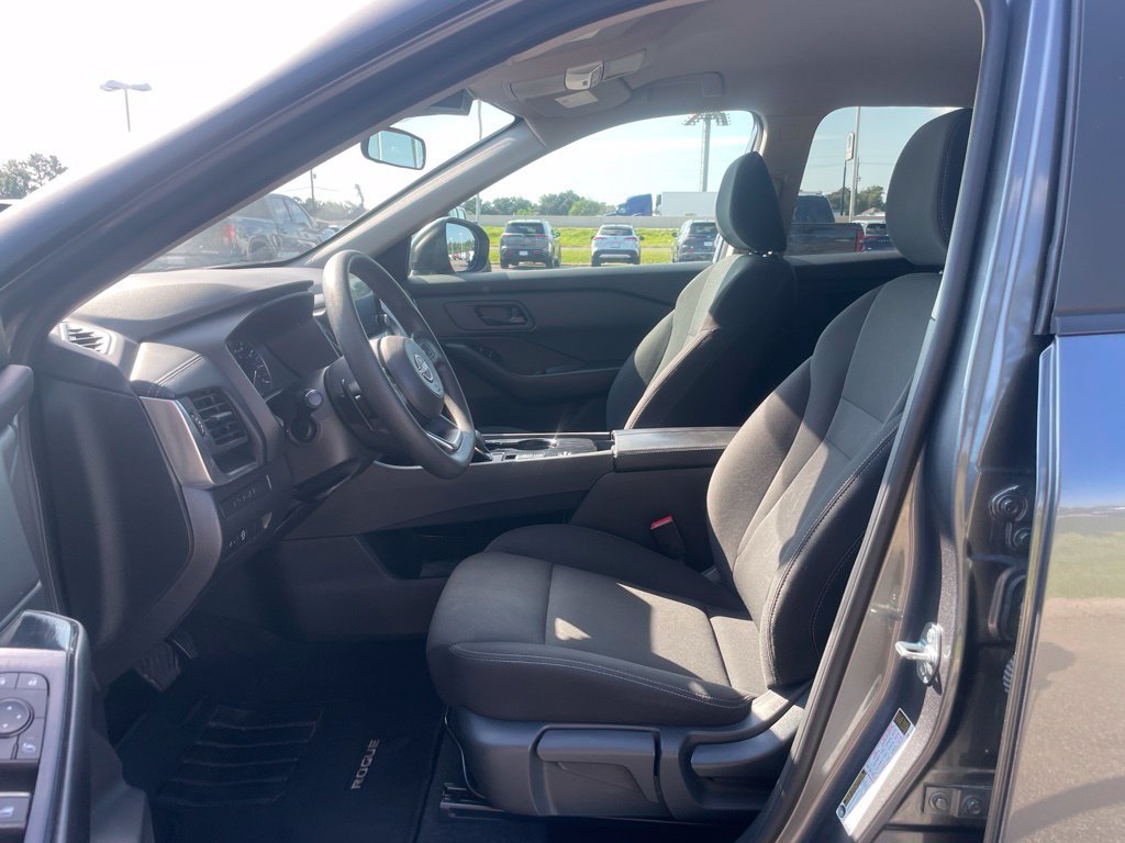 Used 2024 Nissan Rogue S FWD image 11