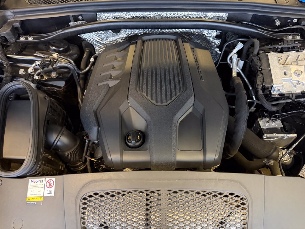 Certified 2023 Porsche Macan AWD/4WD image 28