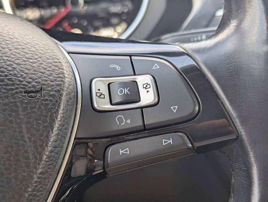 Used 2018 Volkswagen Tiguan SE w/ Panoramic Sunroof Package image 29
