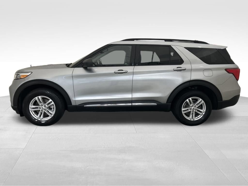 Used 2023 Ford Explorer XLT w/ Equipment Group 202A AWD/4WD image 2